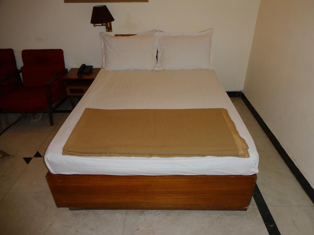 Alka Premiere Hotel New Delhi Room photo